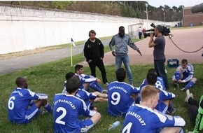 TELE 5: Hans Sarpei geht in den Knast! Der Fußball-Profi pimpt am 11. Mai um 19:20 Uhr auf TELE 5 den SV Kiefer Darmstadt hinter den schwedischen Gardinen der JVA Darmstadt (FOTO)