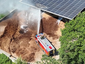 FW Sonsbeck: Gewerbebrand - Brennender Radlader in Lagerhalle