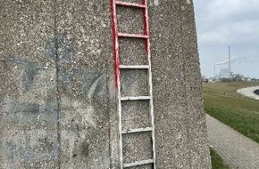 Polizeiinspektion Wilhelmshaven/Friesland: POL-WHV: Nach Kupferdiebstahl am Rüstringer Berg Gerüstleiter zurückgelassen? Wer kann Angaben zu der Leiter machen?