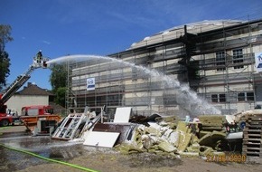 Feuerwehr Essen: FW-E: Brand vor einer Moschee, Feuerwehr verhindert Brandübertritt