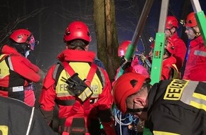 Feuerwehr Minden: FW Minden: Feuerwehr und Polizei untersuchen unbekannte Gegenstände - Einsatz der Höhenrettungsgruppe Espelkamp