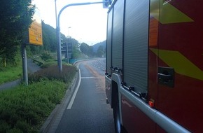 Feuerwehr Plettenberg: FW-PL: Ausgangs des Tunnelportals am Hestenbergtunnel in Plettenberg Motorschaden an Kleintransporter. 300 Meter Motorölspur mussten von der Feuerwehr abgestreut werden