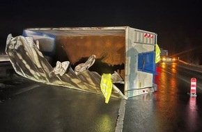 Polizei Bielefeld: POL-BI: Muldenkipper bleibt an Autobahnbrücke hängen