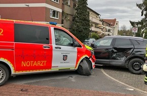 Polizei Mettmann: POL-ME: Hoher Sachschaden nach Unfall unter Beteiligung eines Notarztfahrzeuges - Langenfeld - 2204029
