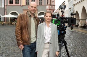 ARD Das Erste: Das Erste: Görlitz wird Krimi-Stadt - Yvonne Catterfeld und Götz Schubert ermitteln im "Wolfsland" (AT)
Heute Drehstart für neues Krimiformat vom MDR und der ARD Degeto