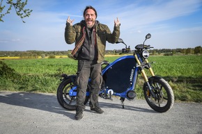 Elektromobilität: Rockstar Martin Kesici besucht eROCKIT-Produktion