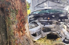 Feuerwehr Gemeinde Rheurdt: FW Rheurdt: PKW frontal gegen Baum: Feuerwehr befreit Fahrerin aus Unfallwagen