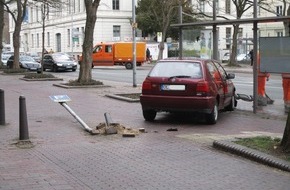 Polizeiinspektion Oldenburg-Stadt / Ammerland: POL-OL: +++ Bremse und Gaspedal verwechselt - Fahrt endet in Bushaltestelle +++
