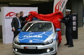 TUNE IT! SAFE!: Reifenherstelller Hankook intensiviert die Zusammenarbeit mit der Initiative Am Puls der Zeit: TUNE IT! SAFE! mit neuem Symbol-Fahrzeug und neuem Messestand auf der Essen Motor Show 2008