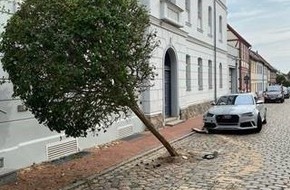 Polizeipräsidium Rostock: POL-HRO: Verkehrsunfall vor dem Polizeirevier Sternberg