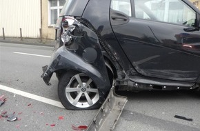Polizei Hagen: POL-HA: Auto gerät nach Zusammenstoß in Gegenverkehr