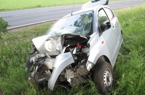 Polizeipräsidium Mittelhessen - Pressestelle Marburg-Biedenkopf: POL-MR: Auto gegen Baum - Fahrer schwer verletzt;Fiesta angefahren- Zeugen gesucht;