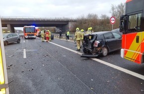 Feuerwehr Hannover: FW Hannover: Verkehrsunfall mehrerer PKW mit mehreren Verletzten