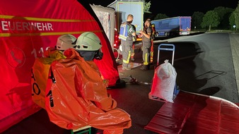 Freiwillige Feuerwehr Lehrte: FW Lehrte: Auslaufende Fl&uuml;ssigkeit sorgt f&uuml;r Gro&szlig;einsatz auf dem Rastplatz R&ouml;hrse an A2