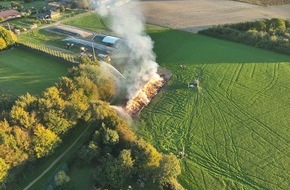 Feuerwehr Voerde: FW Voerde: Strohmiete brannte-Feuerwehr Voerde im Einsatz
