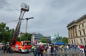 Hauptzollamt Braunschweig: HZA-BS: Blaulichter erobern den Schlossplatz