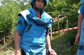 Handicap International e.V.: Im Wald hinterm Haus lauert die Gefahr / Von einer Reise mit Ulrike Folkerts in den Kosovo