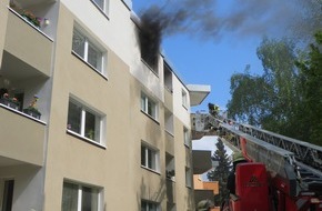 Feuerwehr Essen: FW-E: Ausgelöster Rauchmelder warnt Bewohner vor Wohnungsbrand, 75 Jahre alter Mieter über Drehleiter gerettet