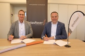 Glasfaser NordWest GmbH & Co. KG: Doppelt hält besser: Nach Kooperationsvertrag erfolgt Spatenstich