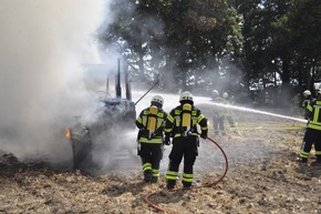 FW-KLE: Mit Stroh beladenes Traktorgespann fängt Feuer