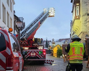FW Celle: Mit der Drehleiter über den Celler Weihnachtsmarkt