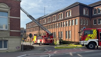 FW-AUR: Dachstuhlbrand im Stadtzentrum