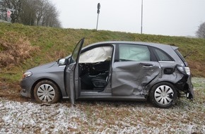 Kreispolizeibehörde Herford: POL-HF: Unfall im Kreuzungsbereich- Fahrerin leicht verletzt