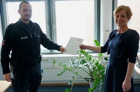 Polizeidirektion Göttingen: POL-GOE: Belobigung für zwei Rintelner Polizeibeamte: Sie retteten einen Mann aus einer verqualmten Wohnung