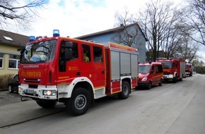 Feuerwehr Heiligenhaus: FW-Heiligenhaus: Garagenbrand und umgestürzter Baum am Ostermontag (Meldung 7/2016)
