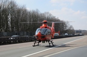 Feuerwehr Gelsenkirchen: FW-GE: Verkehrsunfall mit drei Verletzten auf der Bundesautobahn A 42 
Rettungshubschrauber landet auf gesperrten Autobahn