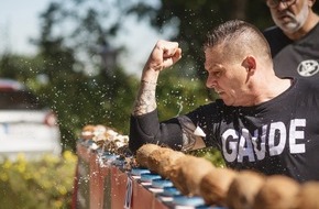 REKORD-INSTITUT für DEUTSCHLAND: RID-Weltrekord in Hamburg erfolgreich: Kampfsportler Jens Gaude pulverisiert in einer  Minute 87 Kokosnüsse mit seinem Ellenbogen