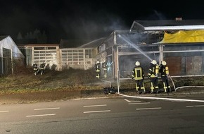 Kreisfeuerwehr Rotenburg (Wümme): FW-ROW: PKW brennt in Werkstatt vollständig aus - Feuerwehr kann Gebäude retten