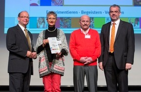 Arbeitgeberverband Chemie Baden-Württemberg e.V.: Lehrerkongress der chemischen Industrie: Zwei herausragende Persönlichkeiten ausgezeichnet / Tausenden Schülern den Spaß an Naturwissenschaften vermittelt (FOTO)