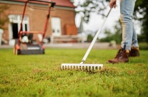 Industrieverband Agrar e.V. (IVA): Rasenpflege im Herbst: So kommt der grüne Teppich gesund durch den Winter
