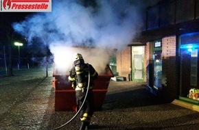 Feuerwehr Plettenberg: FW-PL: OT.Hechmecke. Schwelbrand in Elektroherd. Bewohnerin reagiert besonnen. Feuerwehr muss lediglich kontrollieren. Bereits in der Nacht Containerbrand.
