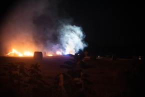 FW Menden: Stoppelfeld brennt auf einer Fläche von 5000m²
