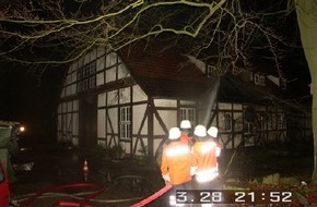 Polizeiinspektion Nienburg / Schaumburg: POL-NI: Brand eines Fachwerkhauses - Bilder im Download -