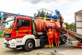 Feuerwehr MTK: &quot;Red Tanker &apos;25&quot;: 120 Einsatzkräfte proben Gefahrstofflage an der Heinrich-von-Kleist-Schule Eschborn