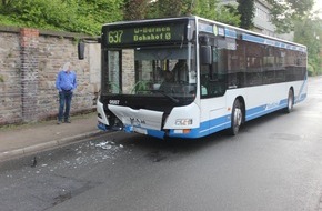 Polizei Mettmann: POL-ME: Zusammenstoß im Gegenverkehr - Velbert - 22050153