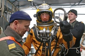 Presse- und Informationszentrum Marine: Deutsche Marine - Presseberichte/ Porträt: Traumverwendung: Helmtaucher bei der Marine