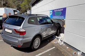 Polizeidirektion Kaiserslautern: POL-PDKL: Gegen Fassade gekracht und Wand durchbrochen