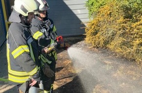 Feuerwehr Sprockh&ouml;vel: FW-EN: Vegetationsbrand an der Grundschule