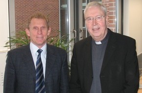 Polizeidirektion Göttingen: POL-GOE: (871/2010) Bischof Norbert Trelle besucht die Polizeidirektion Göttingen - Bild im Download