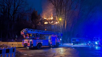 Feuerwehr Remscheid: FW-RS: Brand in leerstehender Villa auf der Lenneper Straße