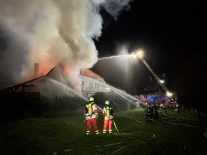 KFV Bodenseekreis: Großbrand in Neufrach - Feuerwehr verhindert Übergreifen auf Wohnhaus