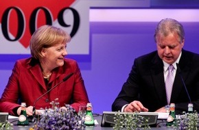 media control GmbH: Bucherfolg: Merkel erhält Gold Award von Media Control - Klöckner hält Laudatio