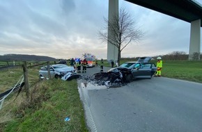 Feuerwehr Mülheim an der Ruhr: FW-MH: Verkehrsunfall mit drei Verletzten