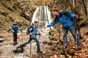 DVAG Deutsche Vermögensberatung AG: Abenteuer Wandern - aber sicher! / Wandern liegt im Trend. Die Deutsche Vermögensberatung AG (DVAG) räumt mit den richtigen Verhaltens- und Versicherungstipps mögliche Stolpersteine aus dem Weg.