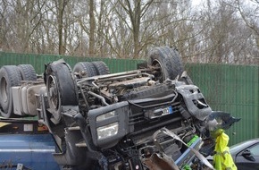 Polizeiinspektion Cuxhaven: POL-CUX: Unfall auf der A27 mit Vollsperrung - weitere Informationen
