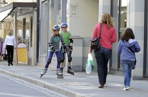 HUK-COBURG: Tipps für den Alltag / Nicht dem Rausch der Geschwindigkeit verfallen /  Neue StVO regelt Verhalten von Inlineskatern und Skateboardern im Fußgängerverkehr (mit Bild)